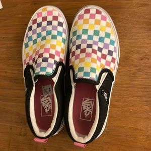 Never used woman’s Rainbow checkered vans size 4